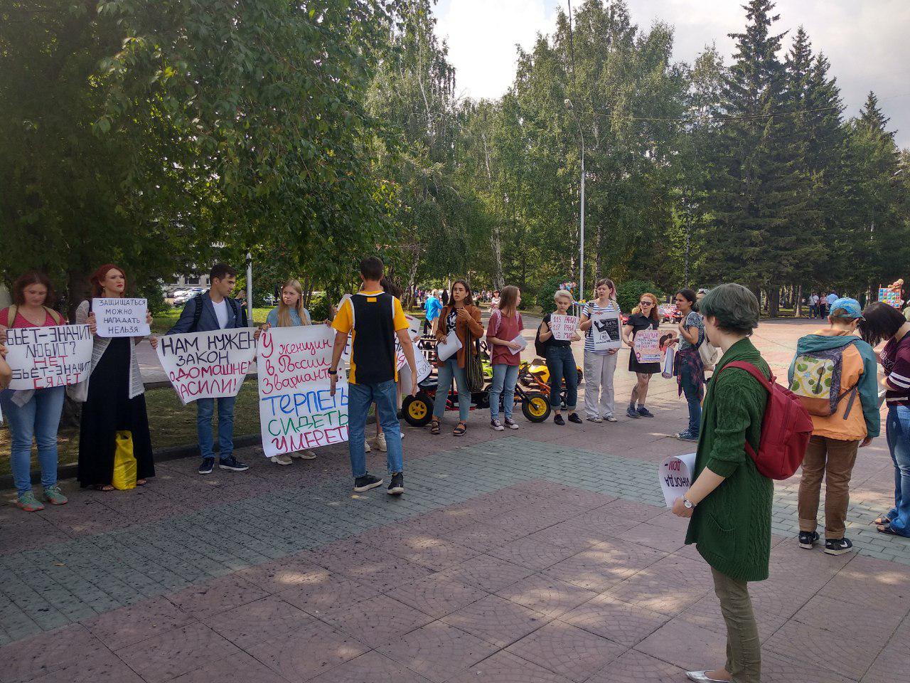 Полиция в нарымском сквере. Акция протеста в Нарымском сквере Новосибирск. Фото Нарымского сквера вдыхая воздух.