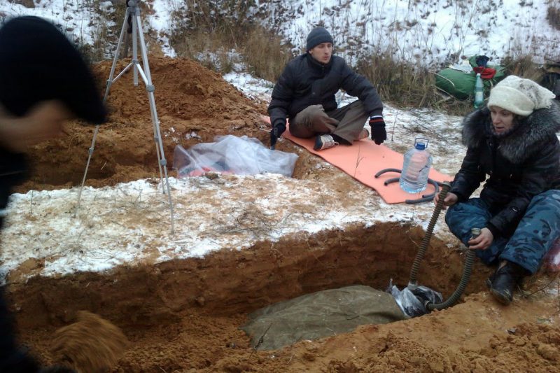 Прижизненное погребение: зачем люди добровольно себя хоронят после, Александр, можно, подобных, очень, тренингов, когда, заживо, процедуры, медитации, человека, закапывания, просто, людей, утверждают, тренинга, эффект, таких, закапывание, процессе