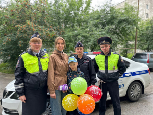 Сотрудники полиции Свердловской области поздравили маленького Славу с Днем рождения
