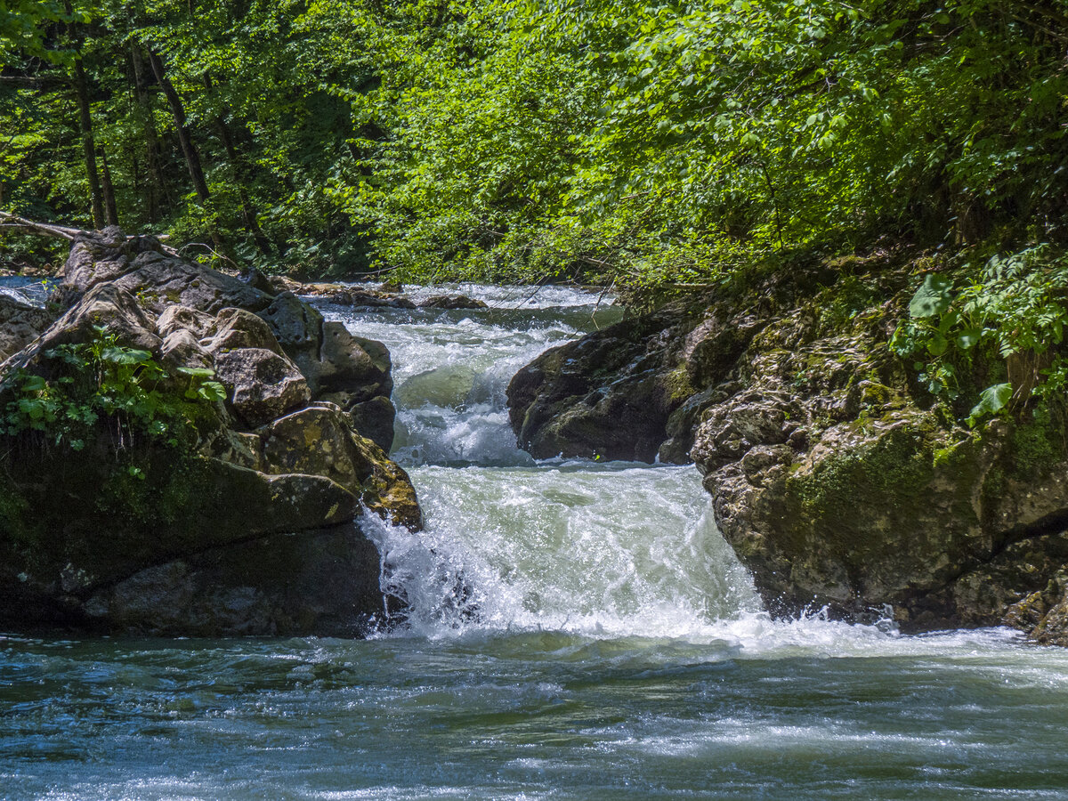 Река Курджипс в Курджипском ущелье. Водопад Шестиметровка.