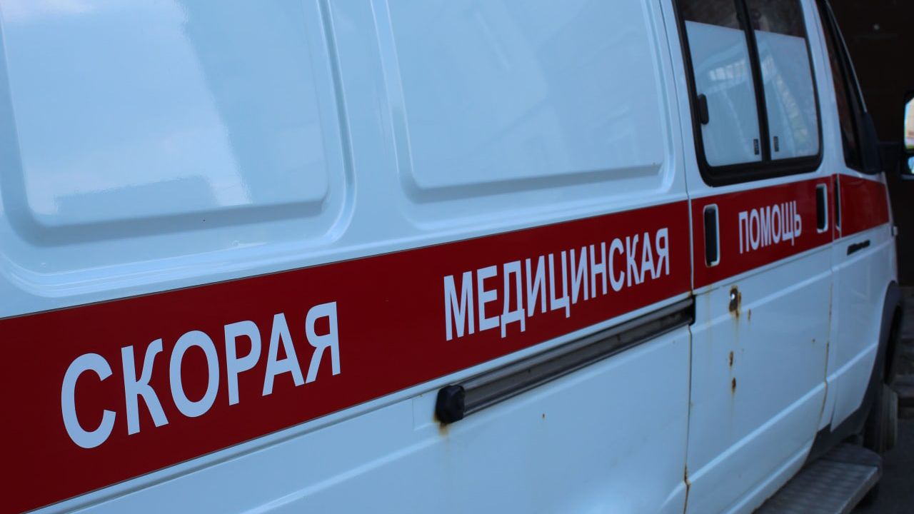 Два пешехода попали под колеса легкового автомобиля в Москве