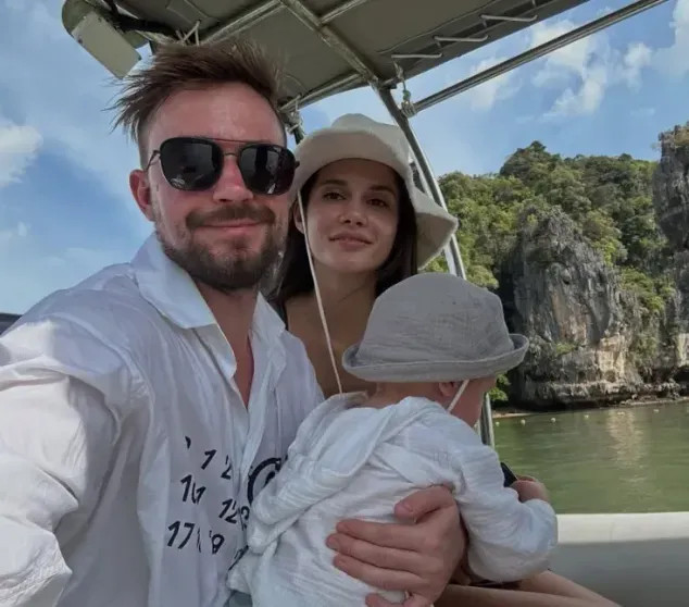 Актёр Александр Петров показал свой новый дом в Подмосковье Петров, женой, ПетроваДом, Александра, Александр, несколько, после, Милославская, таунхаус, известно, четыре, метров, квадратных, площадью, особняка, особняки, актёр, Ильинские, Холмы, рассказал