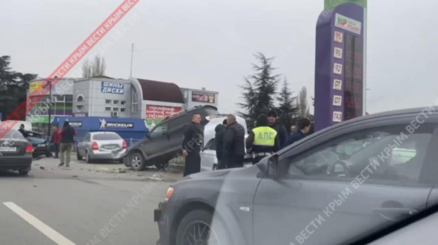Четыре автомобиля столкнулись у АЗС на улице Киевской в Симферополе