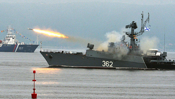 Малый противолодочный корабль выполняет стрельбу реактивной бомбометной установкой на праздновании Дня Военно-Морского Флота во Владивостоке