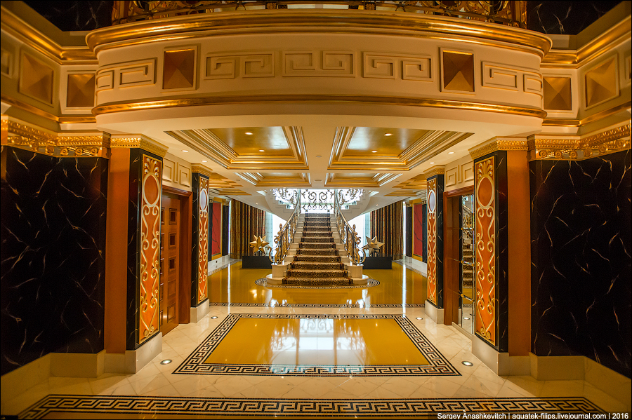 Gold дома. Дубай дворец золото. Золотой отель дворец в Дубае. Роскошные особняки из золота. Дворцы арабских шейхов.