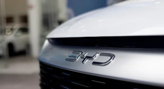 впервые за три с половиной года положение крупнейшего конкурента Tesla — BYD — ухудшилось