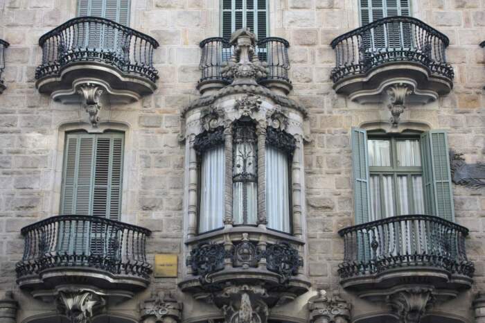 Зачем нужен маленький «французский балкон», если на него даже выйти нельзя архитектура,ремонт и строительство