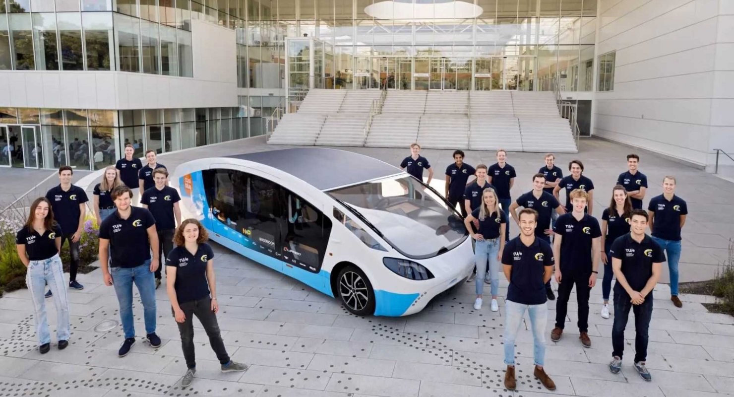 Кемпер Stella Vita на солнечных батареях обзавелся выдвижной крышей и выдвижными панелями