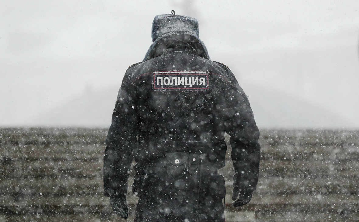 В Челябинске пьяный мужчина открыл стрельбу из окна дома В Челябинске пьяный мужчина открыл стрельбу из окна дома