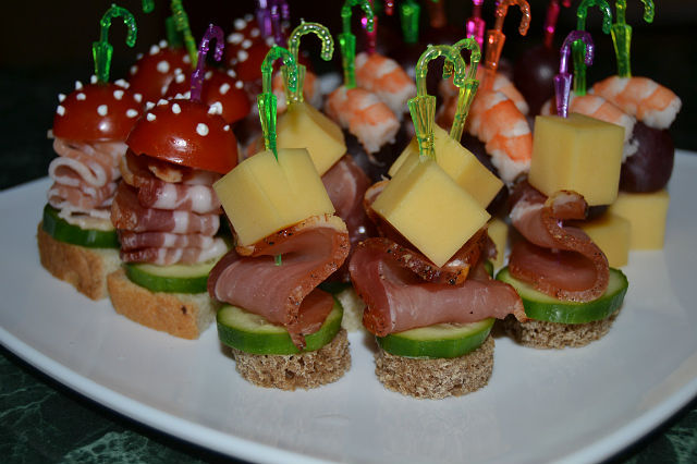 бутерброды на шпажках