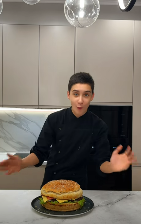 В 7 лет приготовил маффины, а сейчас — популярный фудблогер: что известно о 15-летнем Егоре из Улан-Удэ соцсетях, мальчик, Егора, когда, готовить, мальчика, тысяч, родителей, всего, учился, может, благодаря, России, успевает, чтобы, блюда, оказаться, популярным, перед, самостоятельно