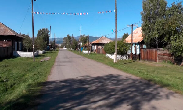 Вот собственно вид улицы в Усинске - село, как село, но, есть в нём особый дух...
