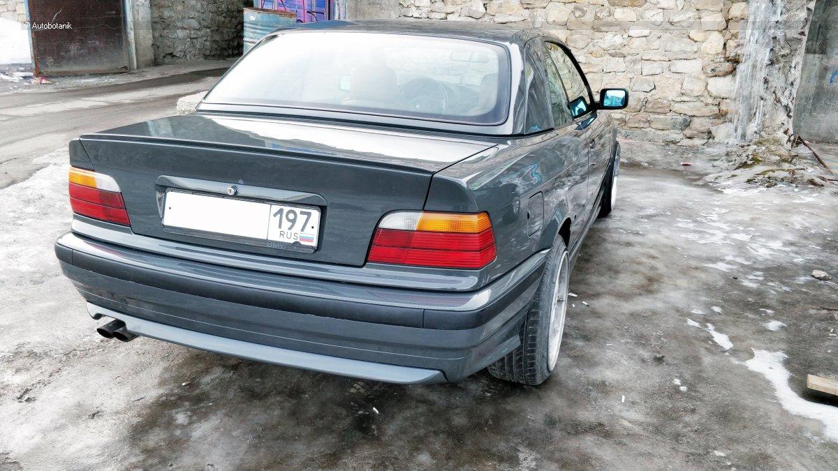 Свежий весенний цвет на старый кабриолет Свежий весенний цвет на старый кабриолет авто и мото