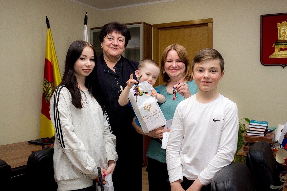 Многодетная семья из Тверской области получила ключи от квартиры