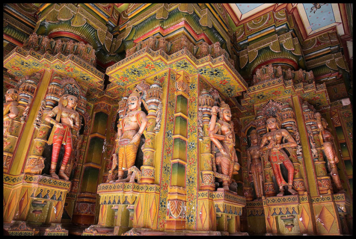 Колонны храма украшены статуями и невероятно яркими расписными узорами.