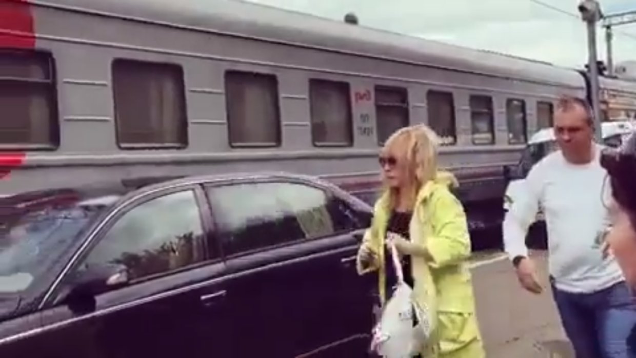 РЖД назвали виновного в выезде автомобиля Пугачевой на перрон Рижского вокзала