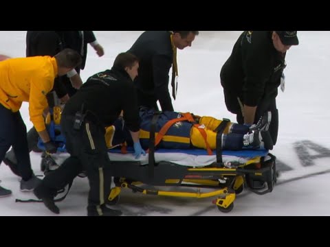 Защитника «Нэшвилла» Боровецки увезли со льда на носилках после толчка в борт от форварда «Филадельфии» Фроста