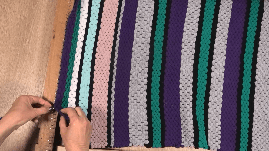 Добротный коврик без шитья и вязания: примитивная техника с вековой историей чтобы, через, будет, коврик, полосы, подшиваем, можно, затем, делаем, Важно, ткань, протяжку, длине, стенда, трикотажное, просто, другу, такому, принципу, обрезку
