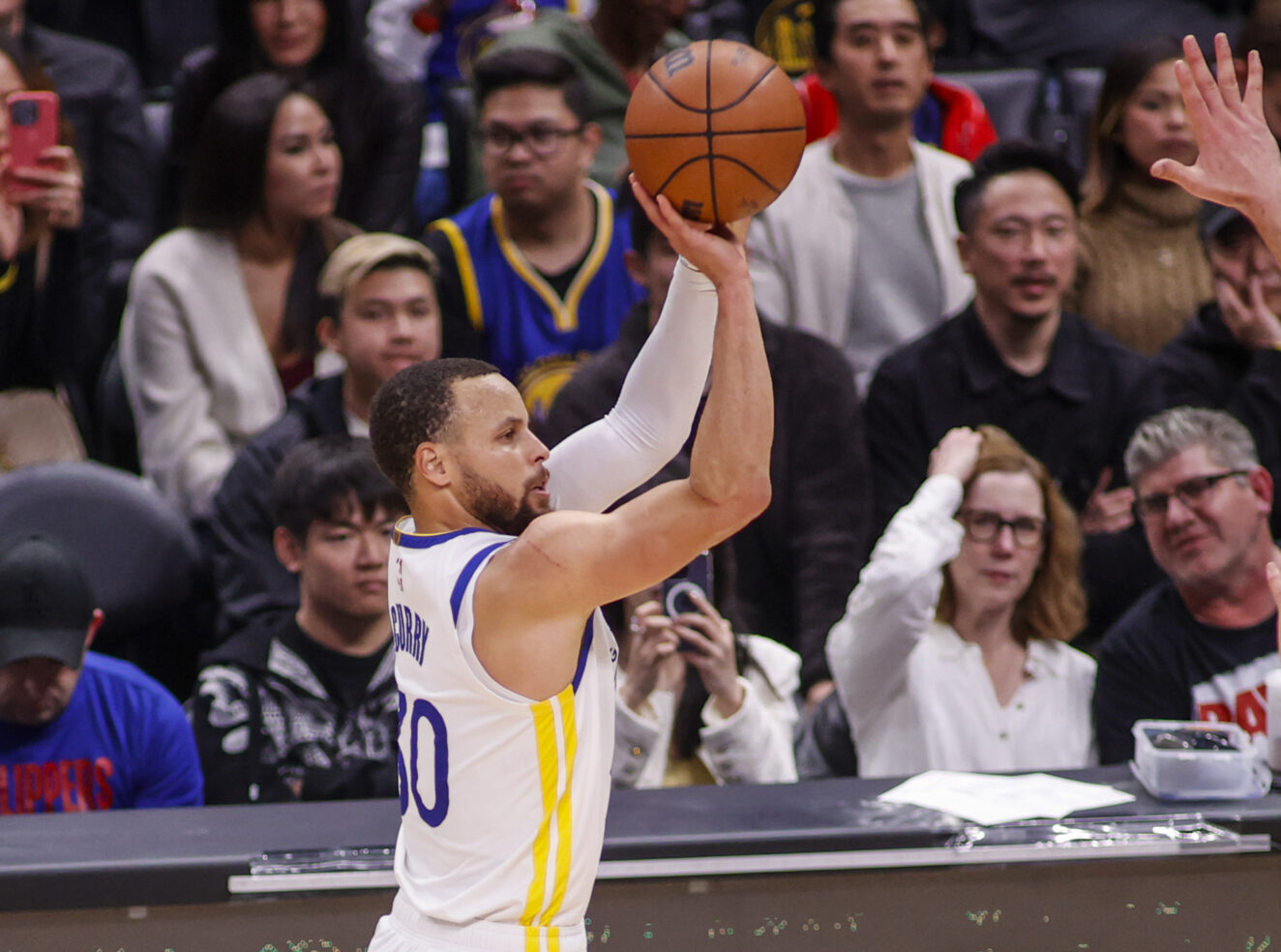 Голден стэйт чикаго прогноз. Nba golden state warriors. Энтони дейвис. Сакраменто кингз голден стэйт уорриорз 17 апреля. Thrash brooklyn.