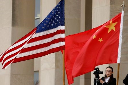 Флаги США и Китая у здания Пентагона в Арлингтоне, США, 9 ноября 2018 года. REUTERS/Yuri Gripas