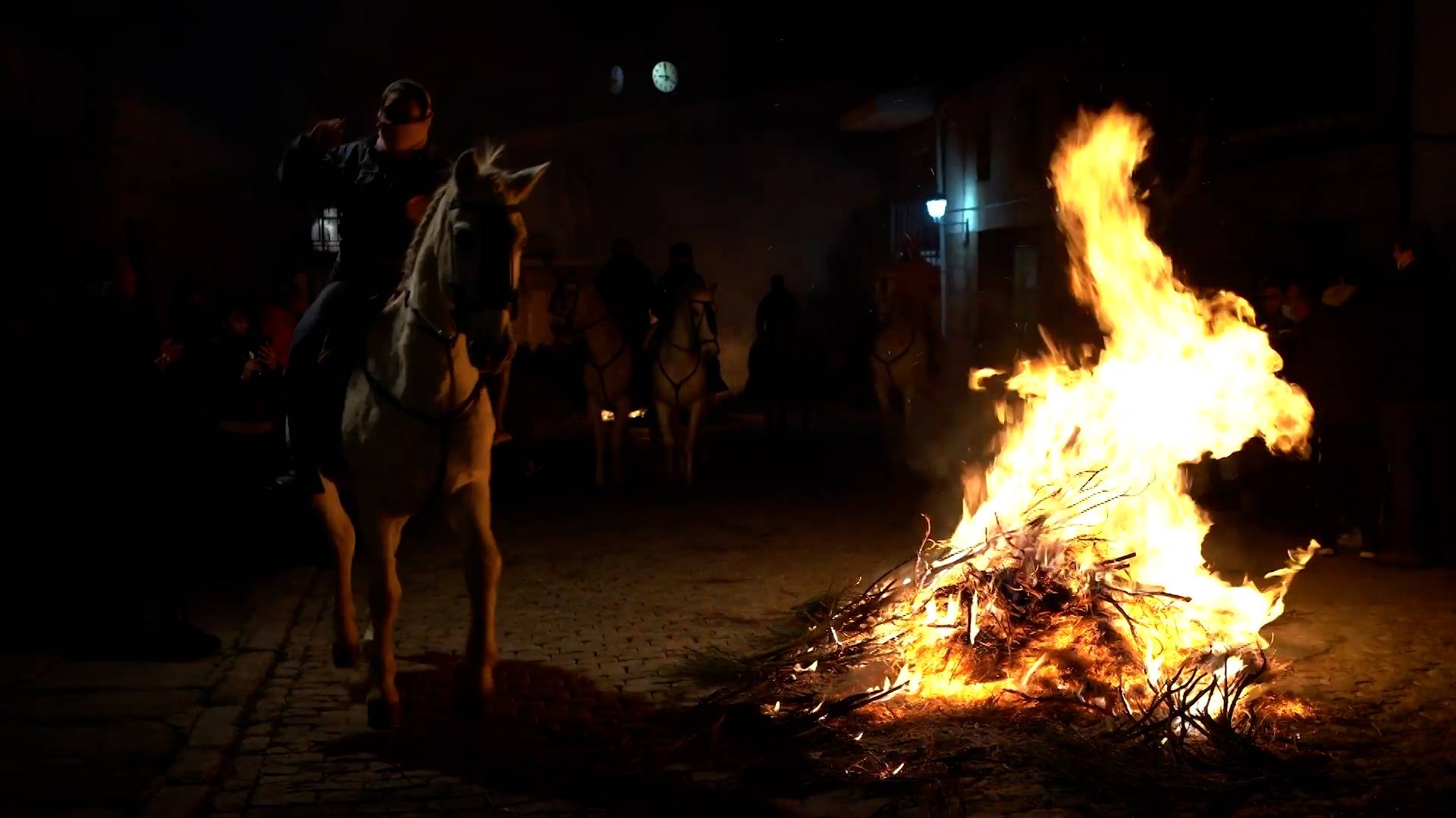 Жители испанского городка прыгают на лошадях через костер в рамках традиционного фестиваля Видео
