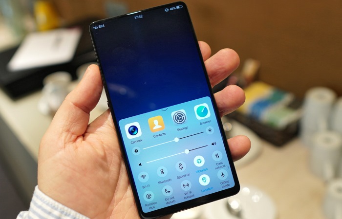 Смартфоны без кнопок и разъемов обещают стать трендом 2019 года гаджеты