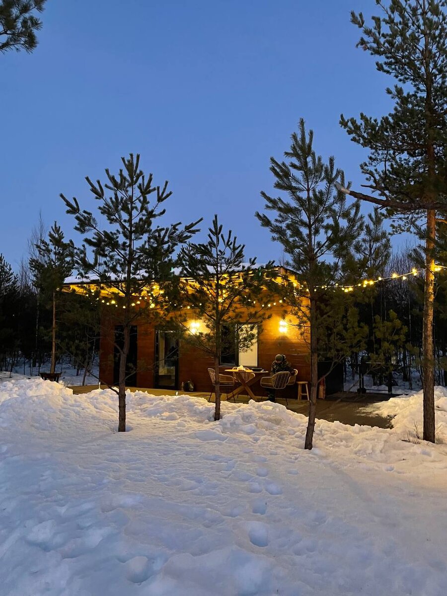 Я нашла самый чудесный домик в России. Он стоит прямо в лесу. Заглянем внутрь? домик, очень, Алиса, супруги, уютно, своими, домика, террасе, выглядит, место, основной, нравится, дачный, построили, всетаки, Представьте, просто, которую, почти, участке