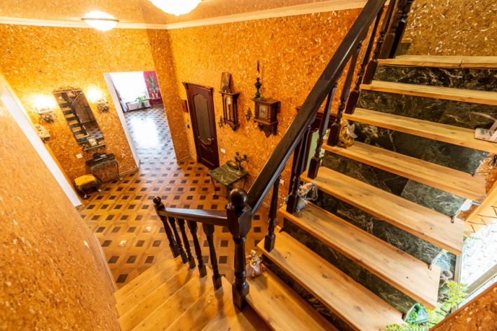 Золотой коридор с лестницей
