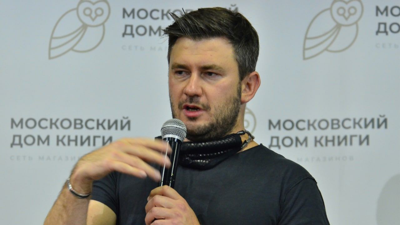 Суд заочно арестовал писателя Глуховского по делу о дискредитации ВС РФ