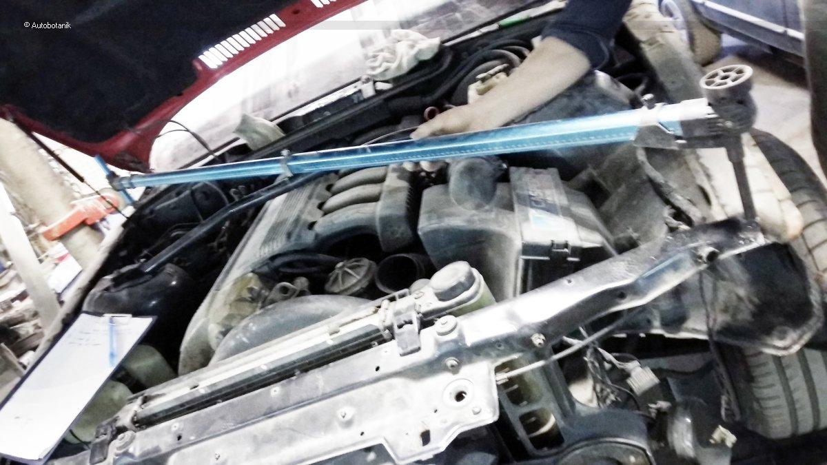 Свежий весенний цвет на старый кабриолет Свежий весенний цвет на старый кабриолет авто и мото