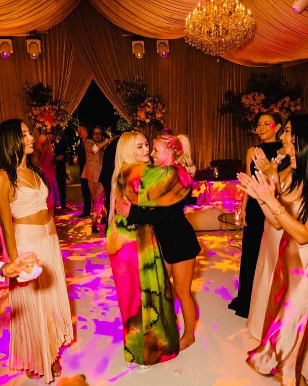Спирс, Кардашьян, Бекхэм: 5 самых красивых свадеб первой половины 2022 года