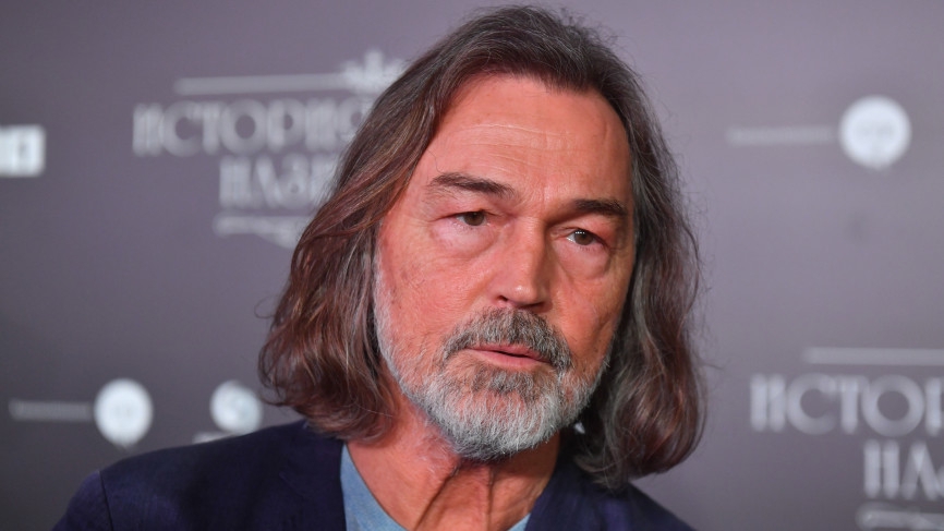 Поклонники не узнали молодого Никаса Сафронова на фотографии