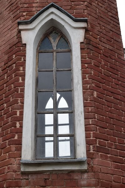 «Стрельчатые» окна одной из башни на воротах