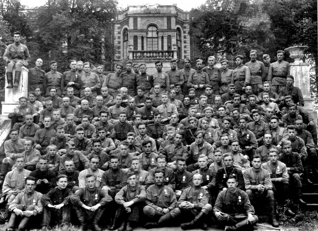 Коллективный снимок бойцов-диверсантов истребительного батальона НКВД. Август 1943 года