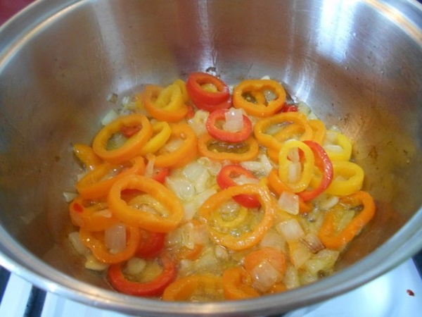 Просто нарежьте овощи крупными кольцами — и через полчаса у вас на столе самое вкусное и полезное летнее рагу из кабачков с перцами и томатами!-5