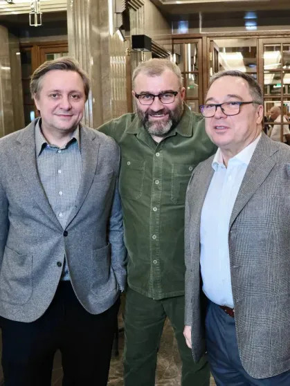 Появились редкие фото Никиты Михалкова с семьёй с премьеры первого спектакля Михаила Ефремова после выхода из колонии Михалкова, Михаил, Михалков, Татьяна, также, детьми, Никита, дочерью, свидетелей, Сергей, Пореченков, колонии, Надеждой, Ефремов, Анной, театре, показ, внуками, семья, присутствует