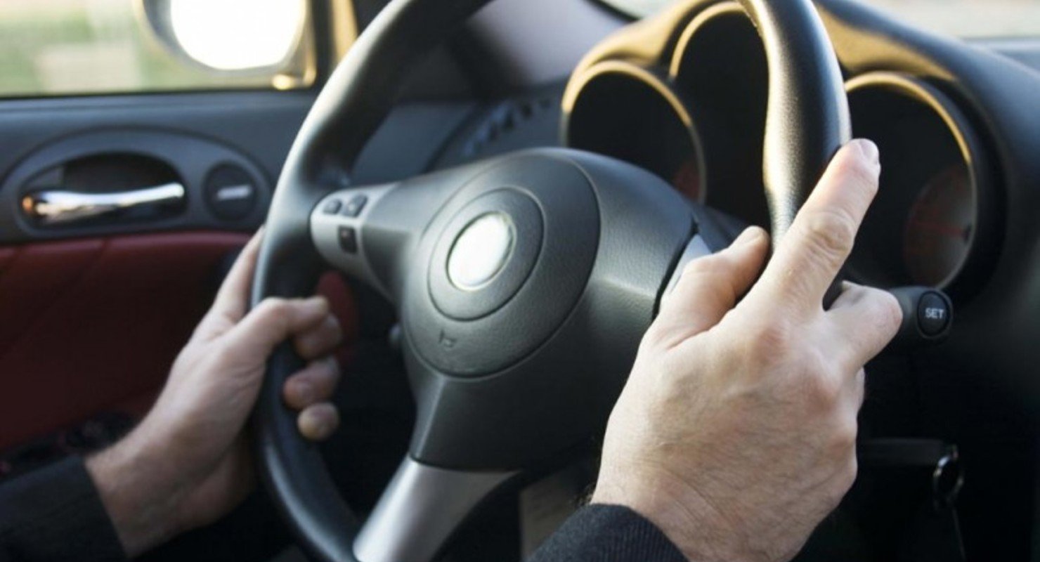 Не на 10 и 2: как правильно держать руль автомобиля
