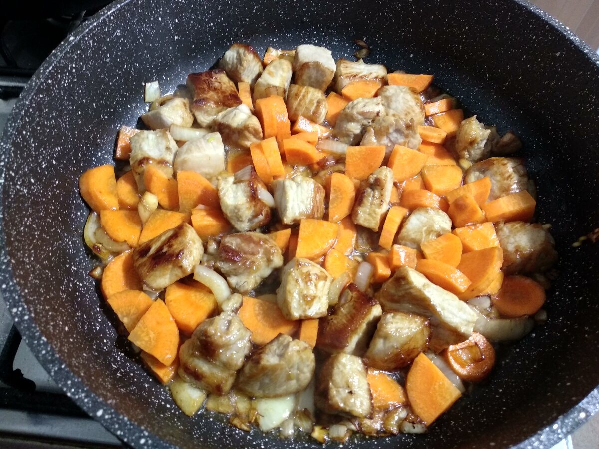 Пельмени на сковороде с морковкой и луком по