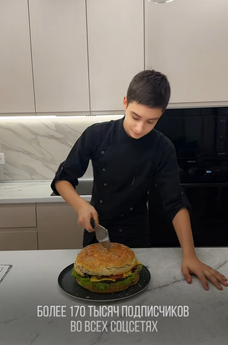 В 7 лет приготовил маффины, а сейчас — популярный фудблогер: что известно о 15-летнем Егоре из Улан-Удэ соцсетях, мальчик, Егора, когда, готовить, мальчика, тысяч, родителей, всего, учился, может, благодаря, России, успевает, чтобы, блюда, оказаться, популярным, перед, самостоятельно