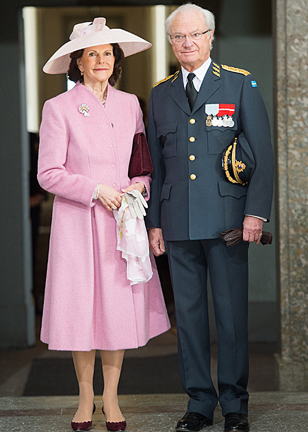 Король и королева Швеции подверглись жесткой критике после прививки от коронавируса Монархи,Новости монархов