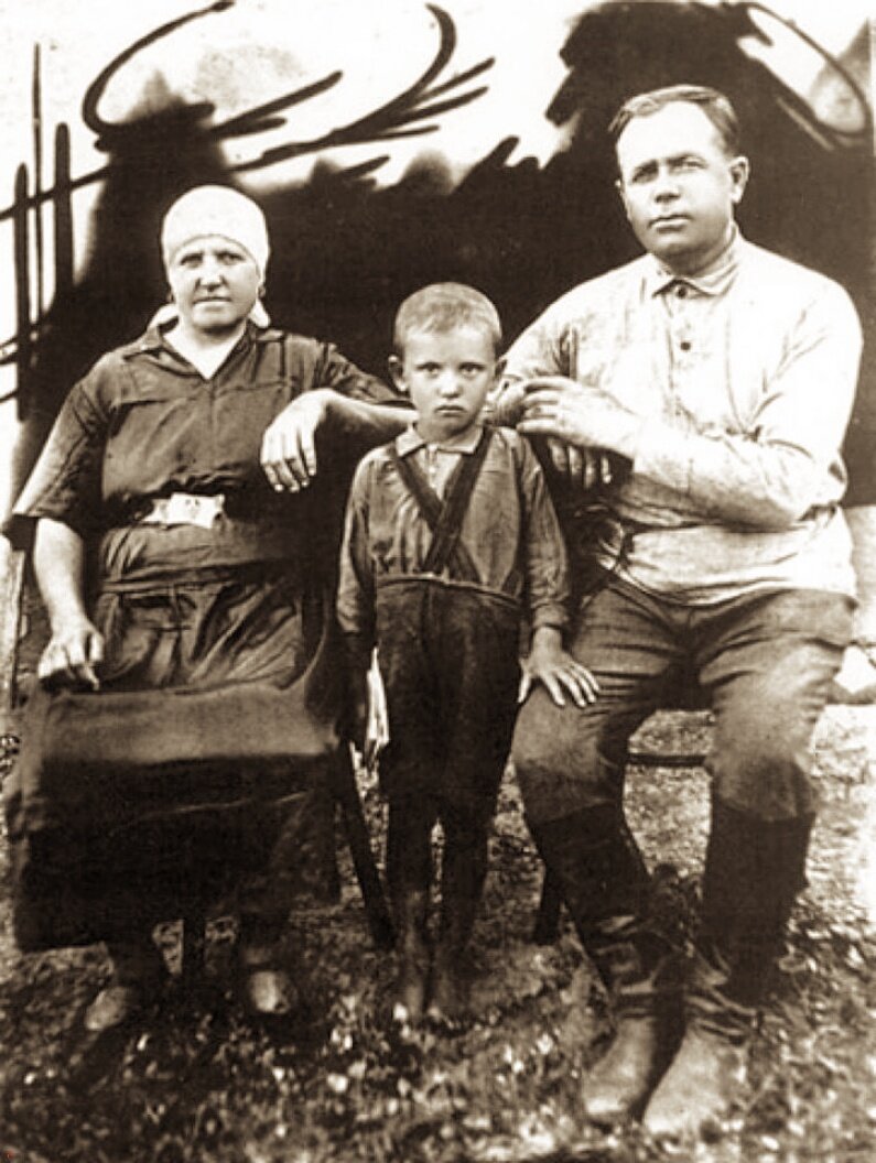 Горбачёв с дедом Пантелеем Ефимовичем Гопкало и бабушкой Василисой Лукьяновной Гопкало