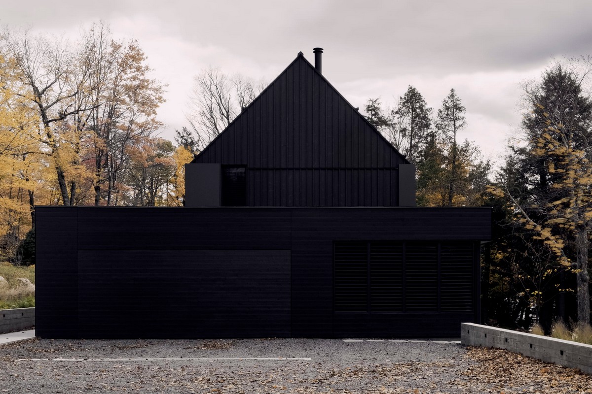 Чёрный дом на озере Лак-Тремблан в Канаде