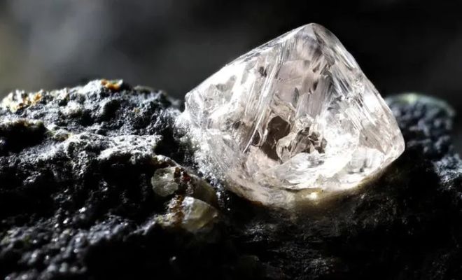 В Ботсване нашли алмаз с необычными примесями. Камень содержит в себе минерал, ранее считавшийся невозможным на Земле мантии, Земли, минерал, алмаза, может, новый, найденный, которые, километров, внутри, поверхности, Международной, признан, давемаоита, неповрежденного, минералогической, образец, результате, ассоциацией, давления