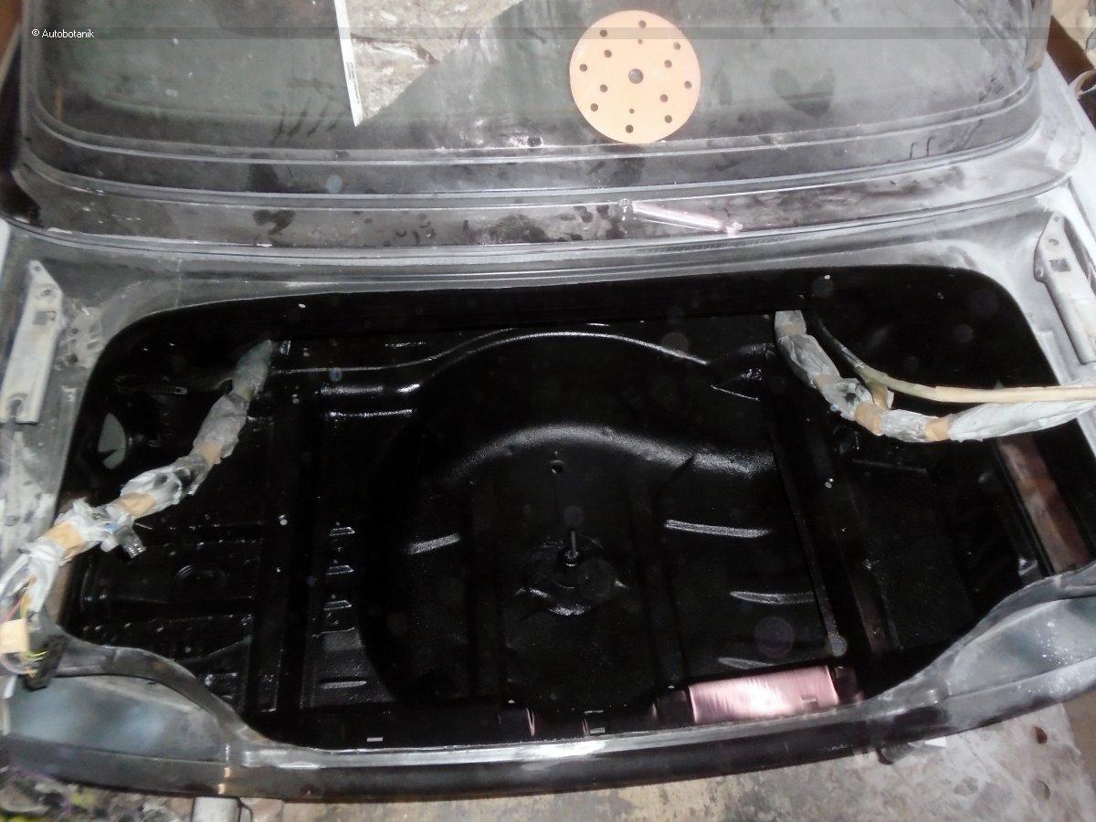 Свежий весенний цвет на старый кабриолет Свежий весенний цвет на старый кабриолет авто и мото