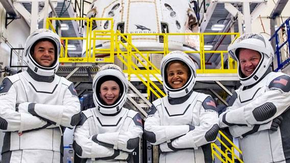 SpaceX впервые отправила на орбиту экипаж, состоящий из непрофессиональных космонавтов