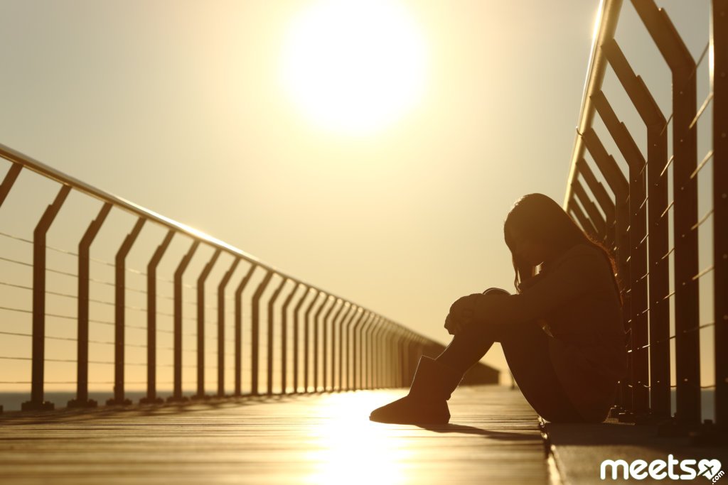 одинокая девушка