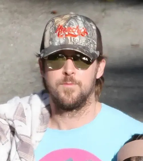 Райана Гослинга впервые за долгое время засняли с дочерьми от Евы Мендес Мендес, Гослинг, Райан, вместе, соцсетях, 45летний, показывает, актёрской, отказалась, дочерей, воспитания, детей, тщательно, жизнь, личную, оберегает, Звёздная, актрисы, бабушки, честь