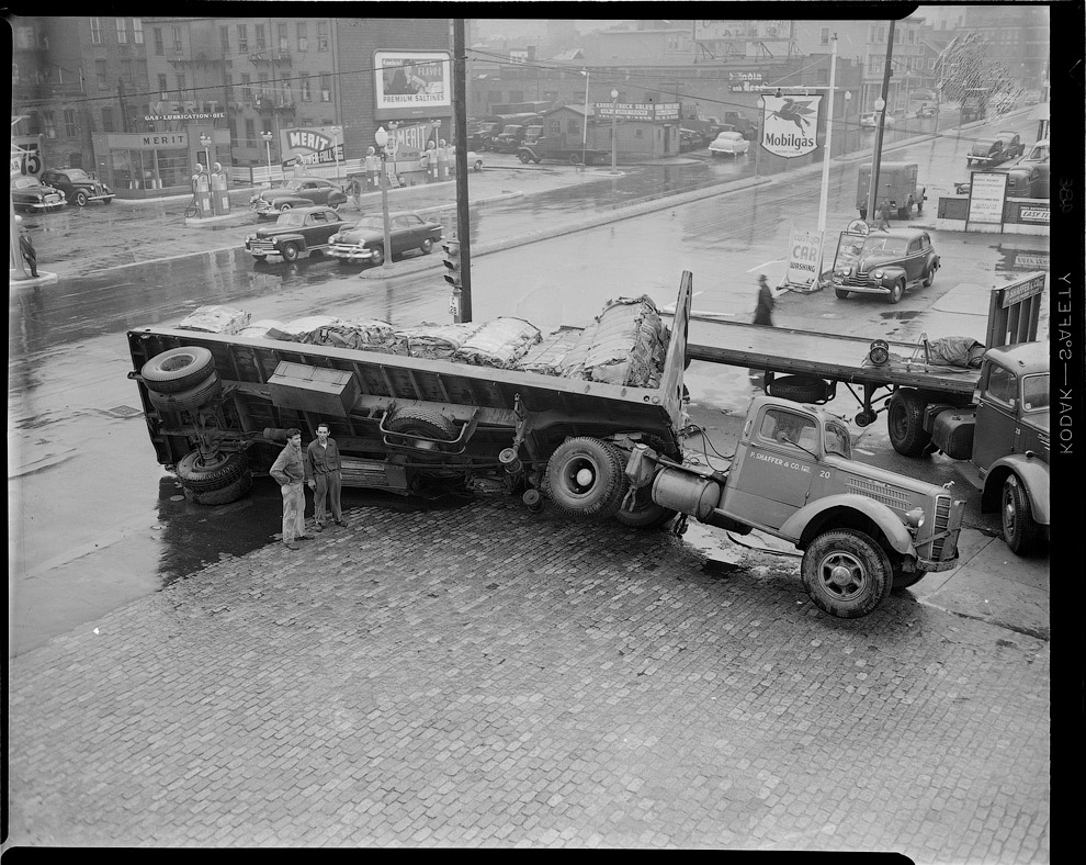Перевернулся грузовик, 1952 год