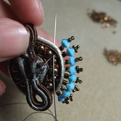 Сутажная вышивка - вид вышивания не только для одежды, но и для создания укпашений. МК в фото и видео