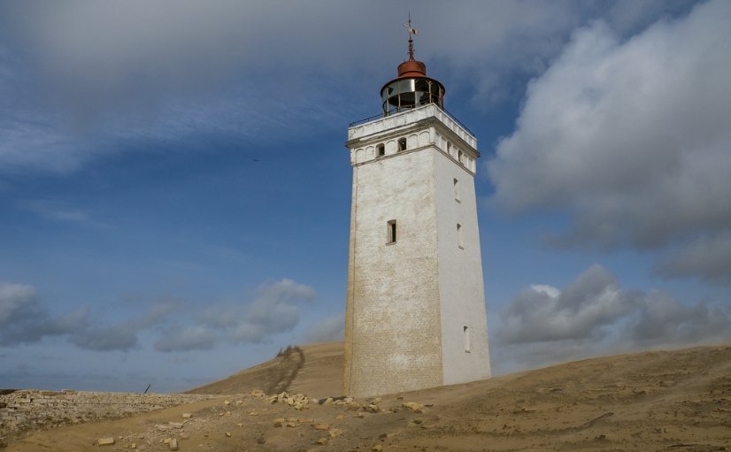 Маяк 26. Маяк Рубьерг Кнуд. Маяк в Дании Rubjerg Knude. Маяк Рубьерг Кнуд на севере Дании.